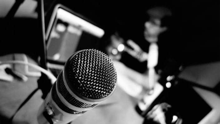 a black and white picture of a microphone used for recording Chinese podcasts