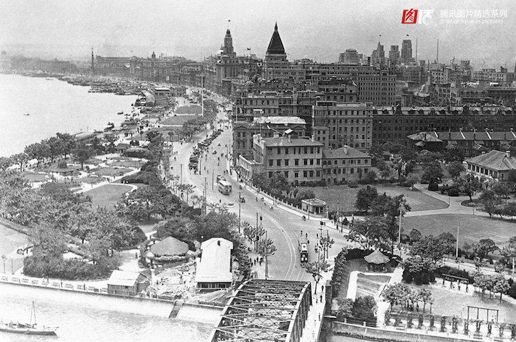 a historical black and white photograph of the Shanghai Bund many years ago